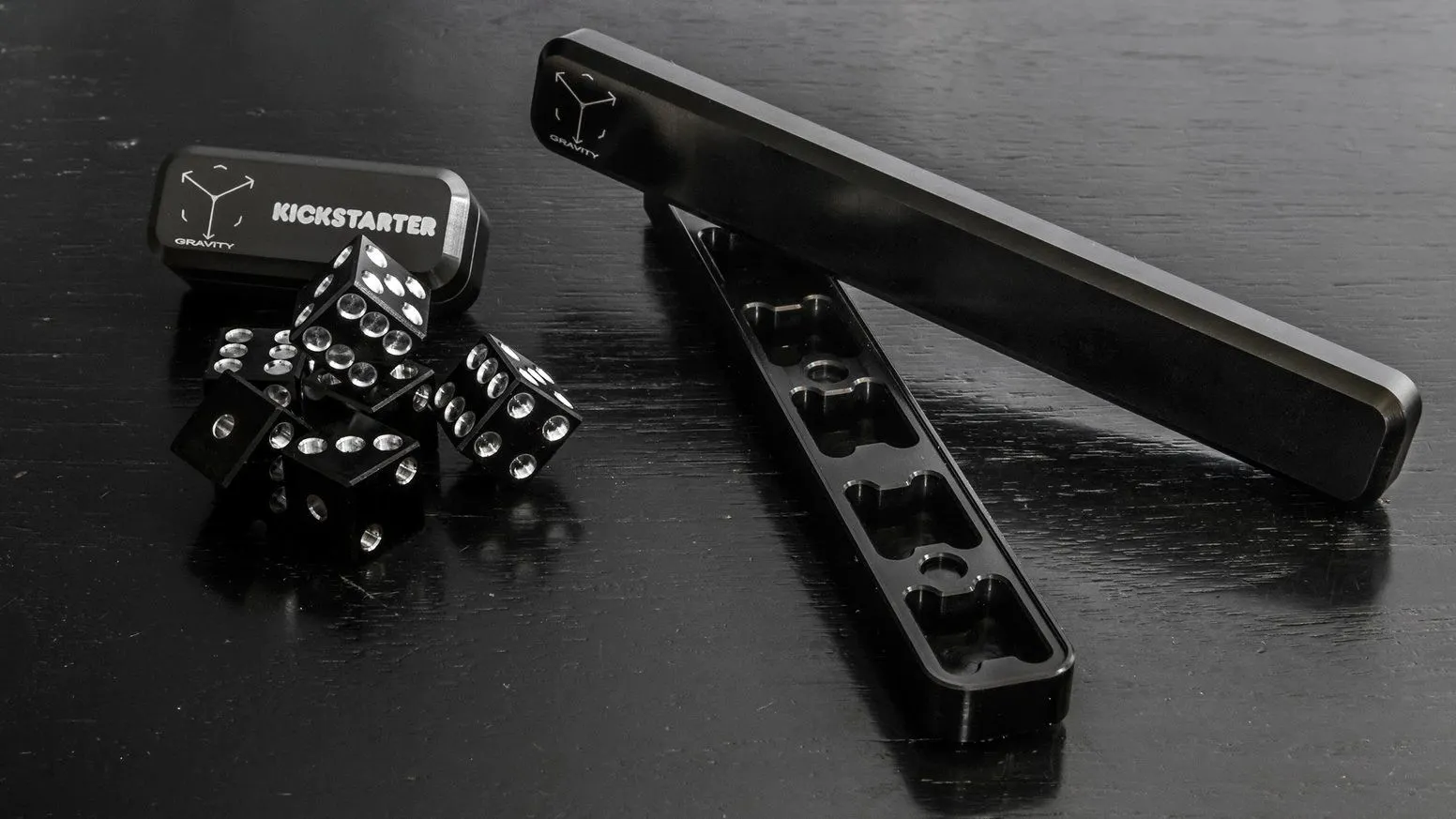 Dice set with a dice tray